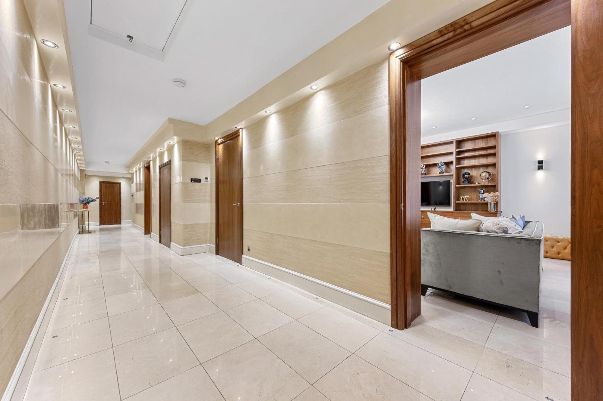 Apartament 250 Sqm Mega Mansion