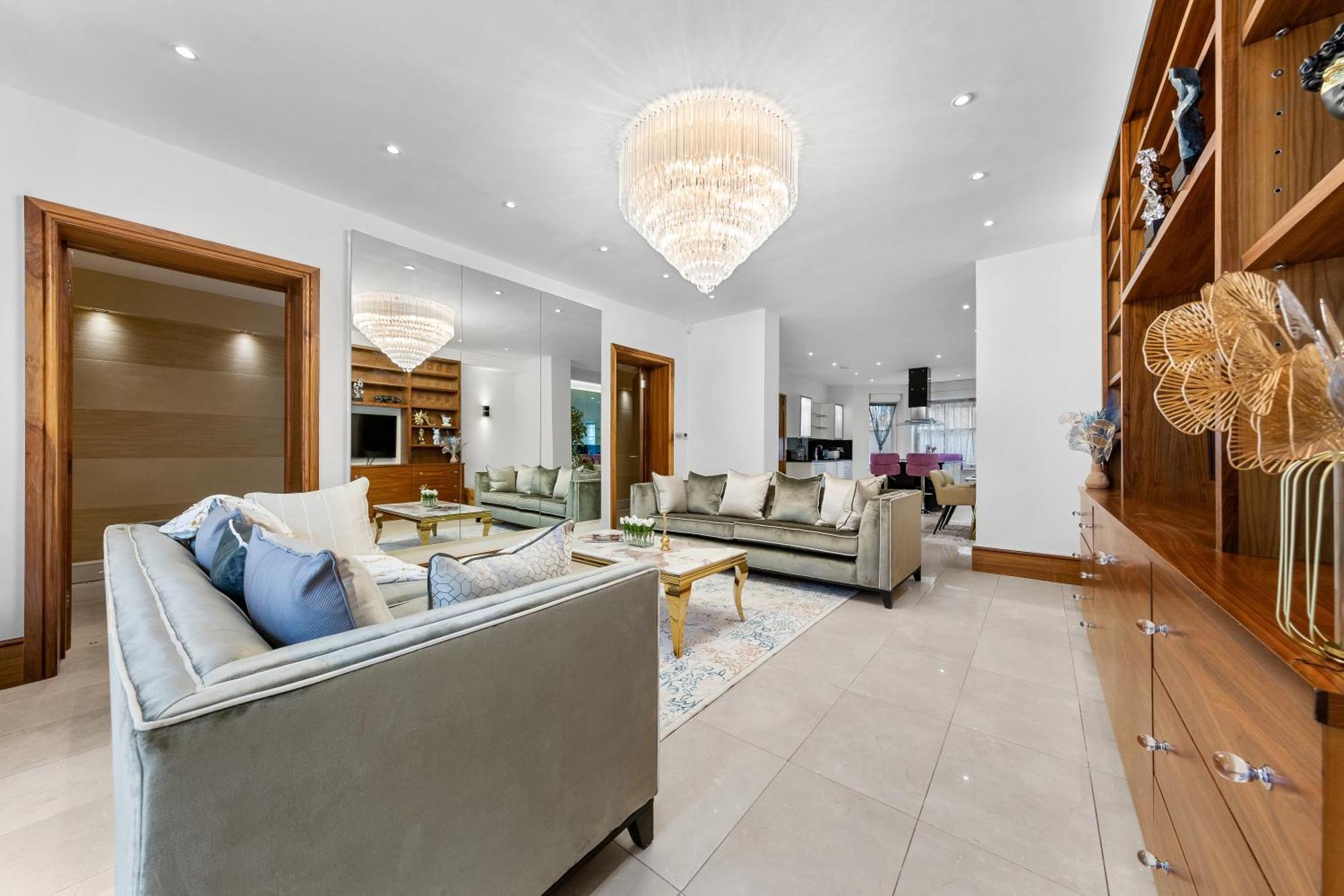 Apartament 250 Sqm Mega Mansion *