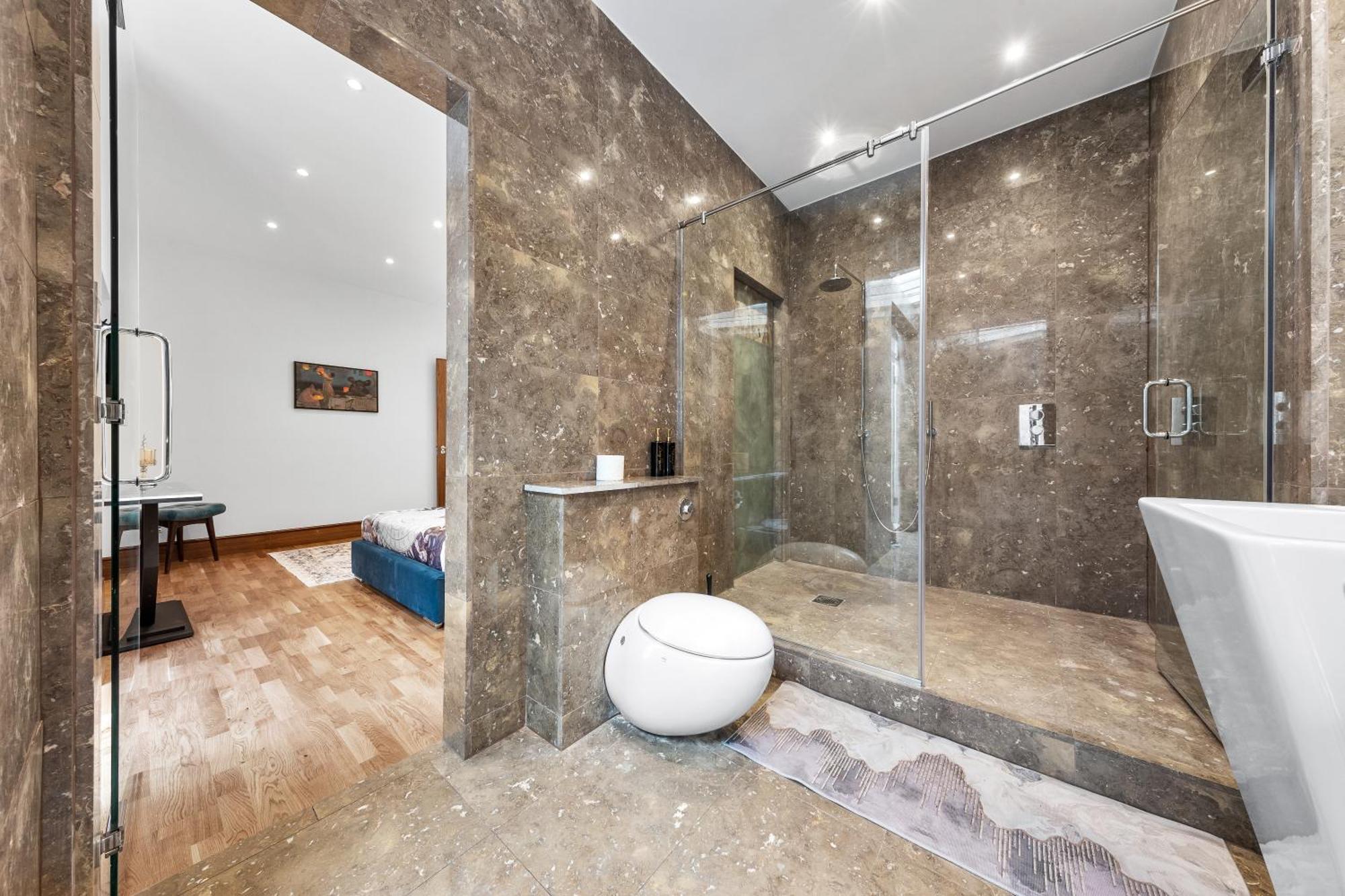 250 Sqm Mega Mansion Londra