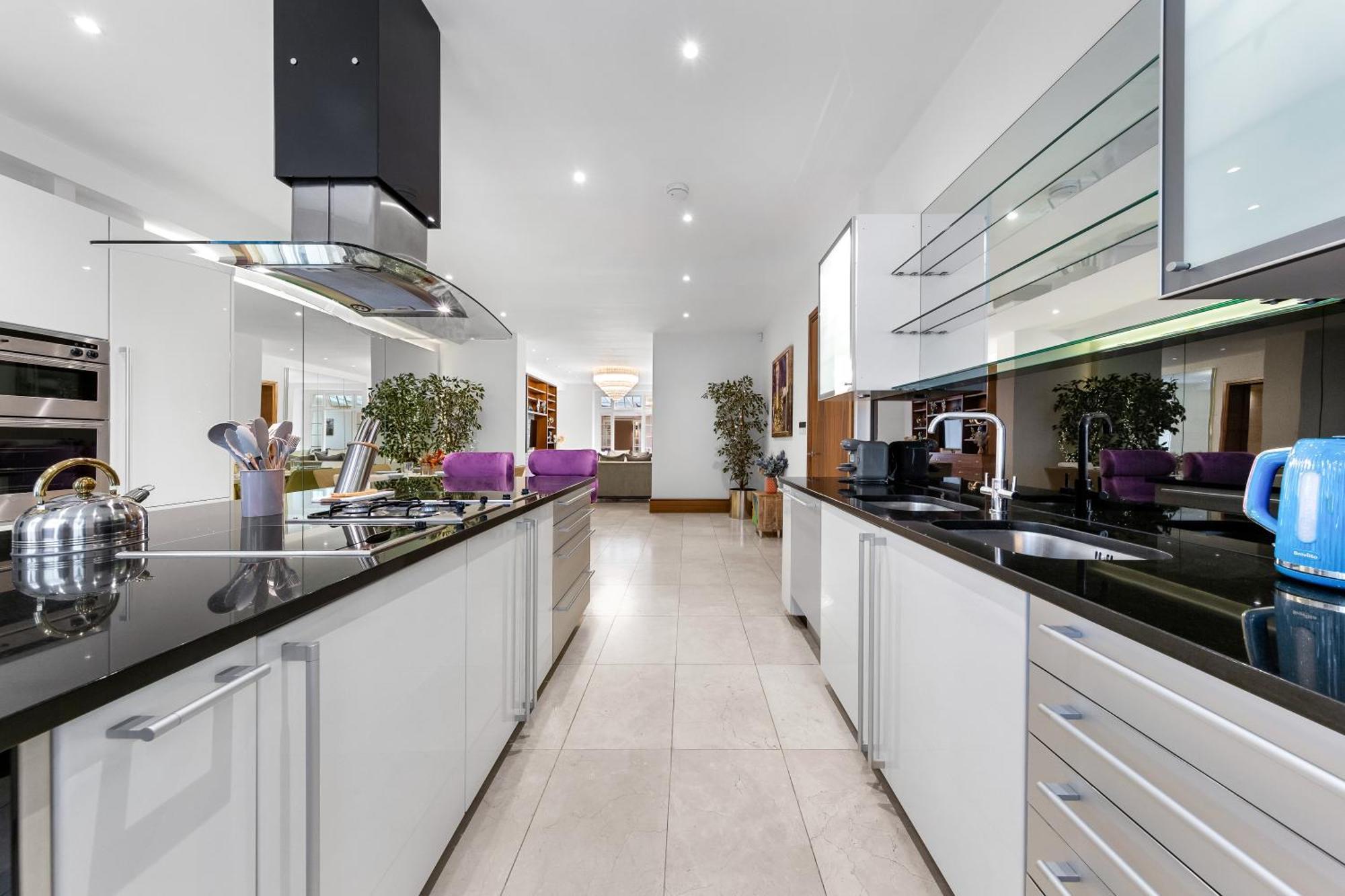 Apartament 250 Sqm Mega Mansion