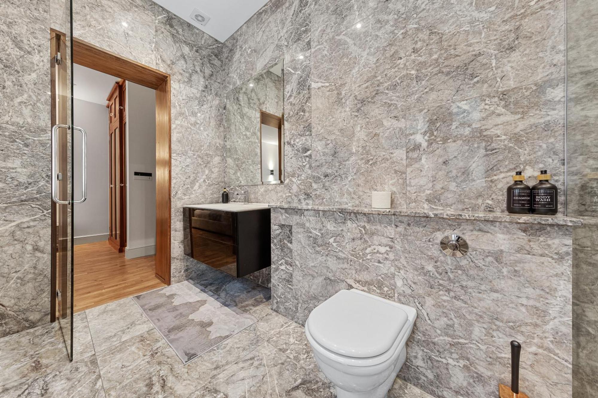 Apartament 250 Sqm Mega Mansion