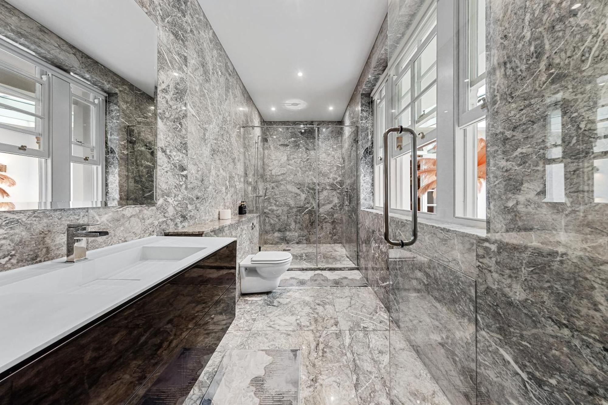 Apartament 250 Sqm Mega Mansion *