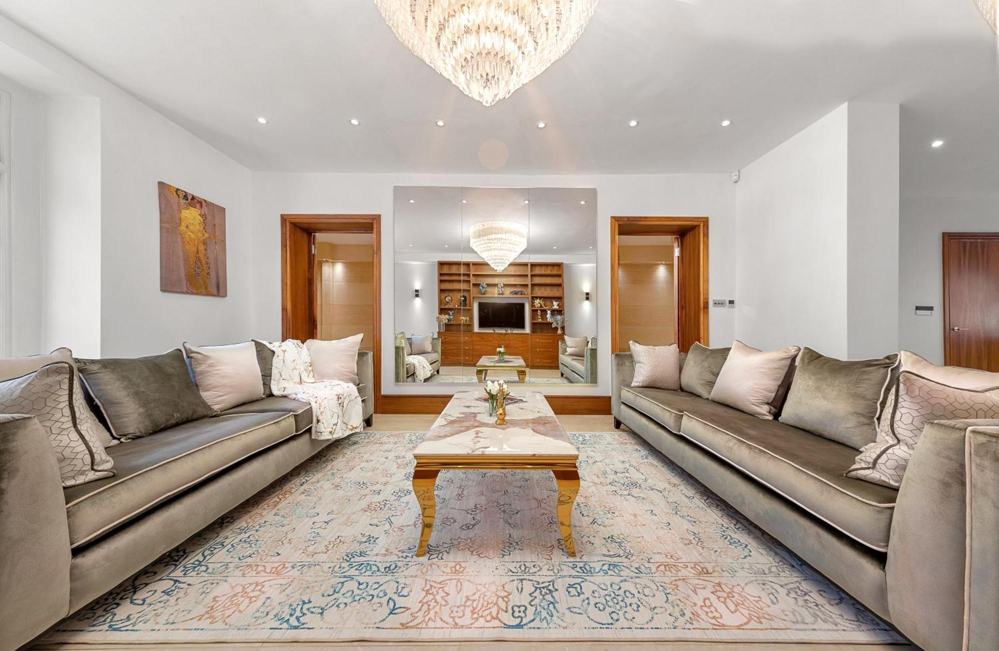 Apartament 250 Sqm Mega Mansion