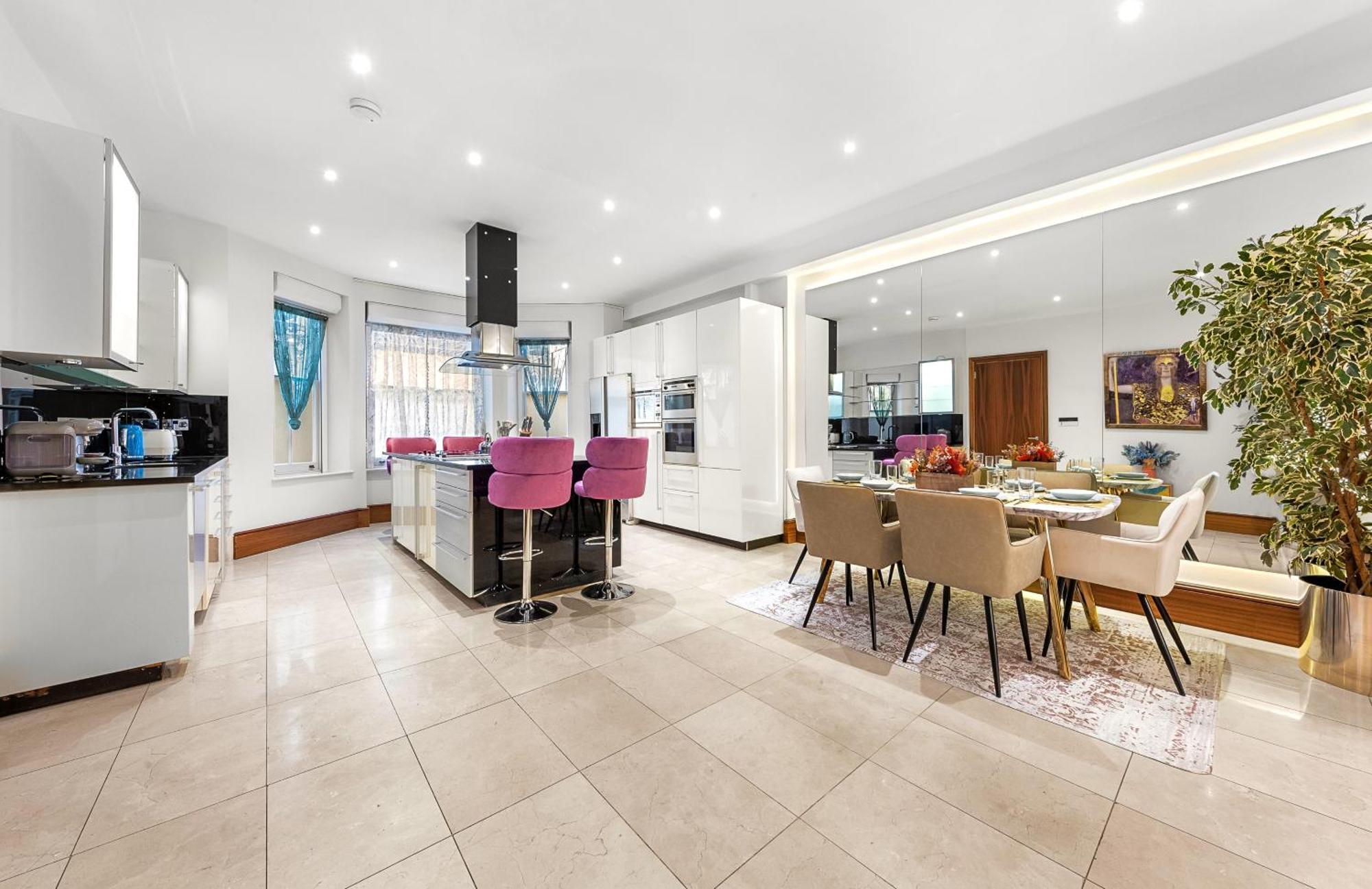 Apartament 250 Sqm Mega Mansion *